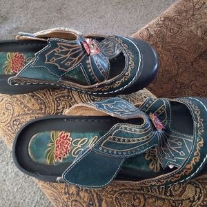 Elite brand genuine leather. Women's  size 8. Like new condition.